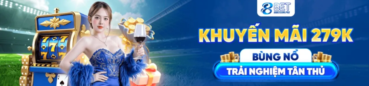 Hai chú gà chọi đang giao đấu trên sàn hwin